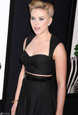 高清组图：斯嘉丽-约翰逊复古发型亮相首映式