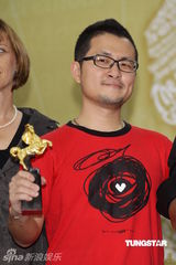 组图：曾宝仪金马礼服性感亮相 自嘲曾志伟像哈比人