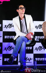 组图：韩片《车刑警》首映演唱会ULALASESSION捧场