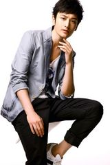 幻灯图：黄晓明登杂志封面 展露纯净干净气质