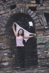 组图：龚琳娜早年清纯照长发及腰 与彭丽媛合影