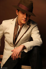 组图：冯绍峰封面花絮帅气迷人