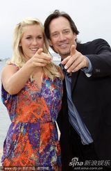 《灵魂冲浪》记者会 安娜索菲亚花短裙秀美腿(图)