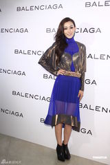 组图：范玮琪时尚范儿站台 昆凌打扮密实不敢露