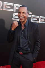 组图：《铁甲钢拳》洛杉矶首映 休-杰克曼帅气亮相