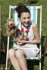 组图：张歆艺伦敦休闲写真 慵懒小女人风情