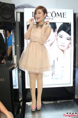 组图：Selina着无袖洋装自信代言 否认2亿买豪宅