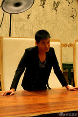 组图：佟大为生动演绎美食派 倡导和谐生活态度