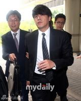 组图：韩星柳时元涉嫌追踪殴打妻子出庭受审