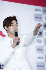 独家：东方神起出道十年开唱 白衣帅气兄弟情深