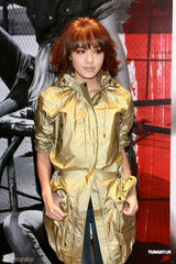 组图：官恩娜金色小洋装亮相 自曝喜买花哨内衣