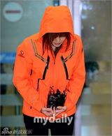 组图：携可疑药草遭扣韩女星获释回国咬唇委屈