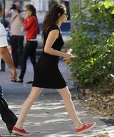 组图：暮光女紧身裙现身片场 行色匆匆美腿抢镜