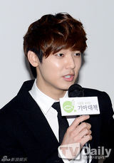 组图：CNBLUE任慈善大使 与波鲁鲁互动显童心