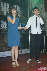 组图：陈妍希校园开演唱会 现场庆生亲吻蛋糕