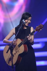 高清图集：新浪网络盛典 张悬深情演唱笑容满面