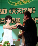 幻灯图集：王珞丹代言健康饮品 同影迷欢乐互动