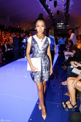 组图：吉克隽逸赴美参加时装周 简约短裙现秀场