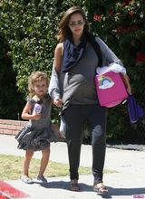 组图：杰西卡-阿尔芭将生二胎 大肚携女儿外出