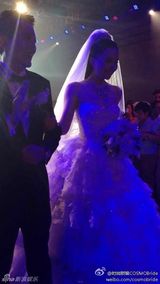 组图：孙茜婚礼内场 灯火缭绕唯美烂漫