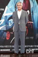 组图：严泰雄《刀与花》发布 CN正信正装帅气