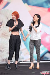 组图：杨丞琳红发抢镜 大秀小蛮腰粉丝饱眼福