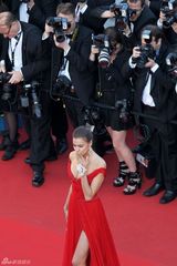 组图：C罗超模女友戛纳走秀展玉腿深沟