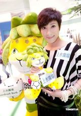 高清组图：杨怡马赛化身OL 共同示范“绅士五式”