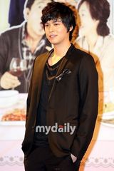 组图：朴正雅Alex等出席新剧《笑吧，东海》记者会