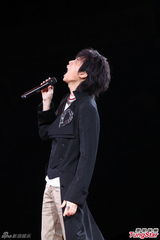 组图：黄子华栋笃笑香港首演 许志安郭蔼明捧场