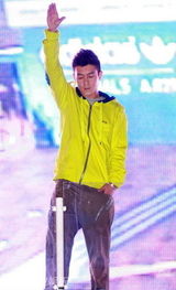 幻灯图：陈冠希北京搞怪代言 忙捞金不正面回应复出