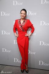 组图：章子怡压轴时装秀展现霸气 与郭晶晶热聊