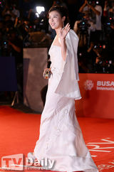 组图：18届釜山国际电影节开幕 女星露股沟抢镜