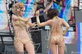 组图：美国音乐节性感模特胶带装火辣拍裸照