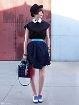 组图：夕又米街拍秀波点翻领衬衫