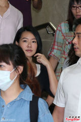 小S证人身份被传唤 神色疲惫白色肩带外露(图)