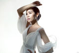组图：陈怡最新写真曝光 着白纱裙大玩光影魅惑