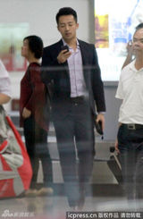 汪小菲西装笔挺疑开发新市场 努力赚钱养家(图)