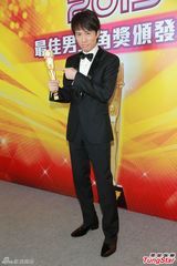 组图：黄子华补领视帝 笑言跟张智霖亲戚情深