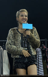 组图：蔡依林爆乳装性感捞金 紧身皮裤秀美腿