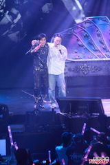 组图：周杰伦香港演唱会落幕 陈奕迅台上力挺