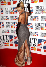 高清组图：蕾哈娜性感V领礼服亮相全英音乐奖