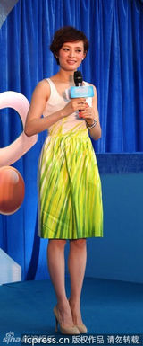 组图：孙俪绿竹裙清爽捞金 亲切与粉丝合影