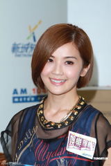 组图：阿Sa(蔡卓妍)电台宣传新专辑秀美腿