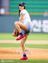 组图：闵孝琳朴振英担任棒球比赛开场嘉宾