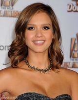 组图：辣妈杰西卡-阿尔芭裹胸礼服亮相秀乳沟