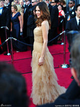 高清图：奥斯卡红毯克里斯汀-韦格裸色礼服亮相