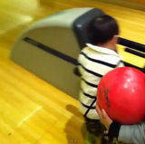 组图：张柏芝两子兄弟友爱 Qunitus陪Lucas打保龄球