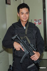 组图：宣萱马德钟等《飞虎》举枪宣传大结局