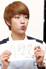 组图：韩团INFINITE出席代言品牌粉丝签名会